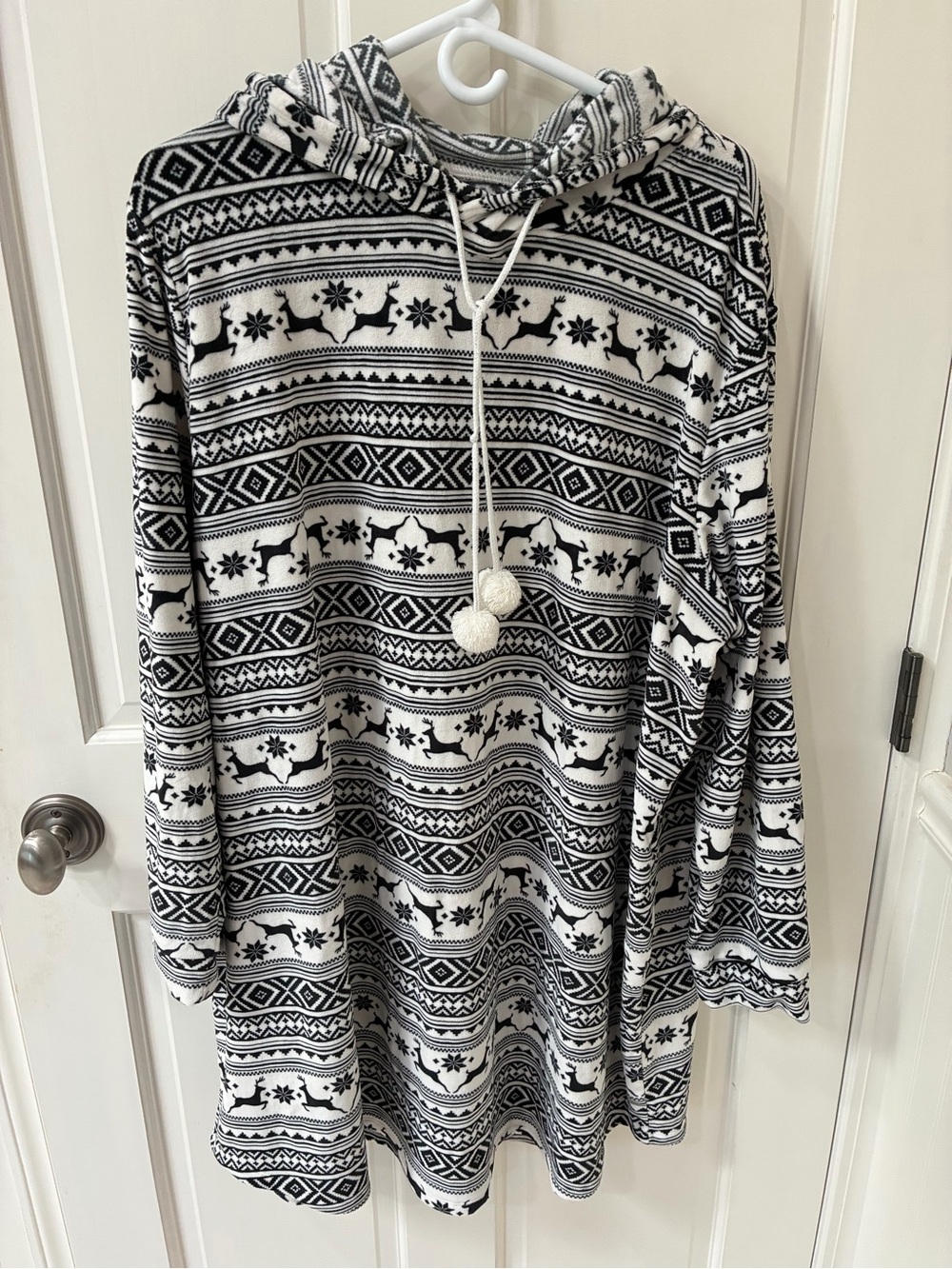 Ambrielle Black and White Patterned Hooded Fleece Sleepwear